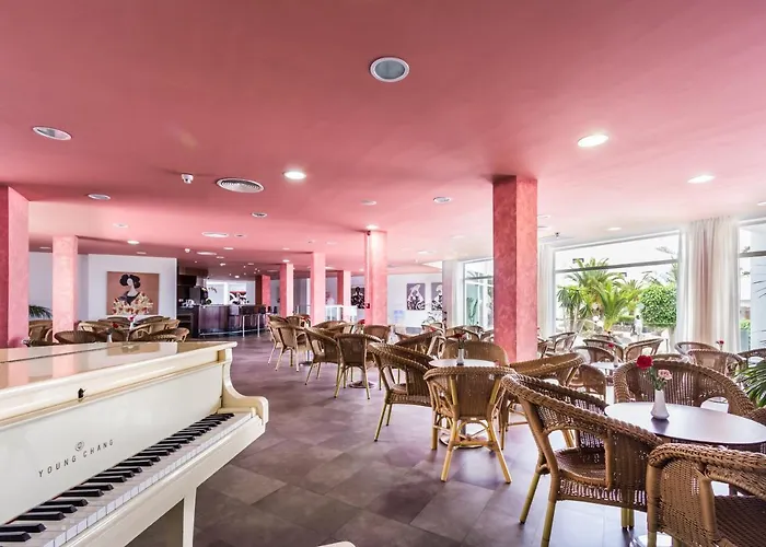 兰萨罗特岛蓝色湾酒店 *